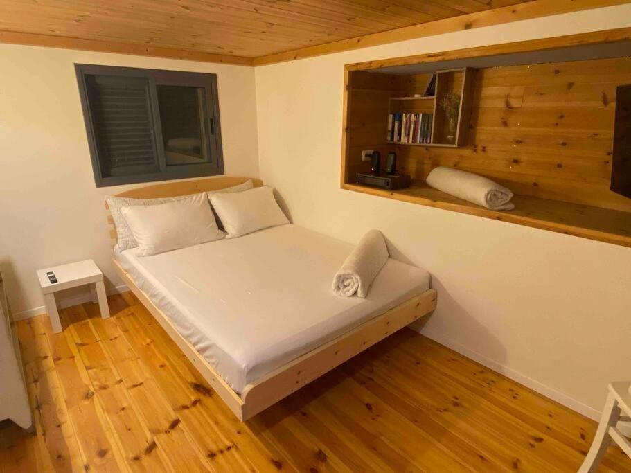 Bit Cabin Near The Airport Kfar Daniel Ngoại thất bức ảnh